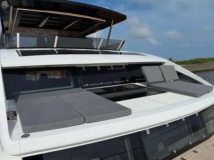 XQUISITE HYBRID Xquisite 60 Solar Power - Bronzing Area on Foredeck XQUISITE HYBRID Xquisite 60 Solar Power - Bronzing Area on Foredeck