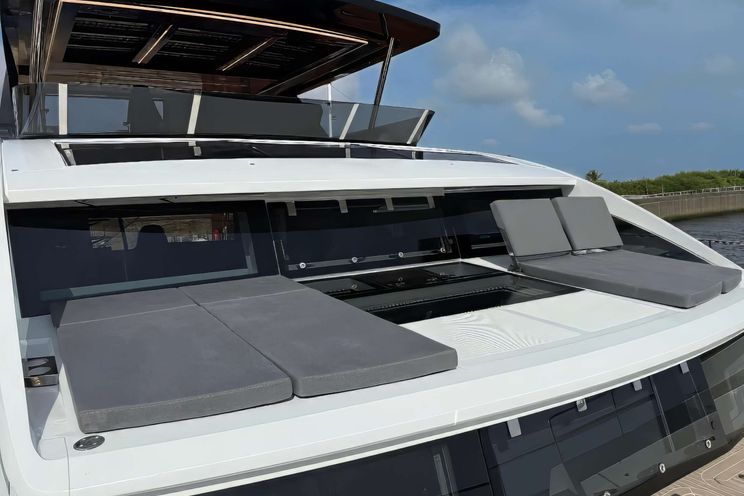 Charter Yacht XQUISITE HYBRID - Xquisite 60 Solar Power - 3 Cabins - Nassau - Exuma - Bahamas