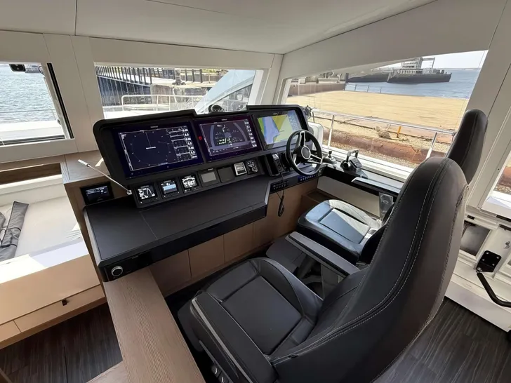 XQUISITE HYBRID Xquisite 60 Solar Power - Helm XQUISITE HYBRID Xquisite 60 Solar Power - Helm