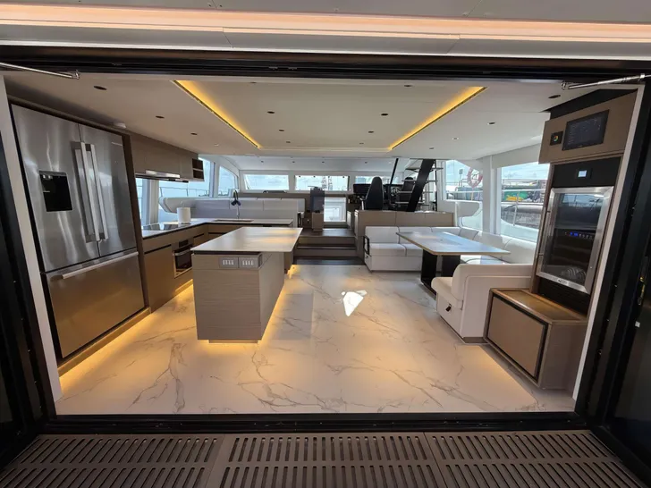 XQUISITE HYBRID Xquisite 60 Solar Power - Salon enterance XQUISITE HYBRID Xquisite 60 Solar Power - Salon enterance