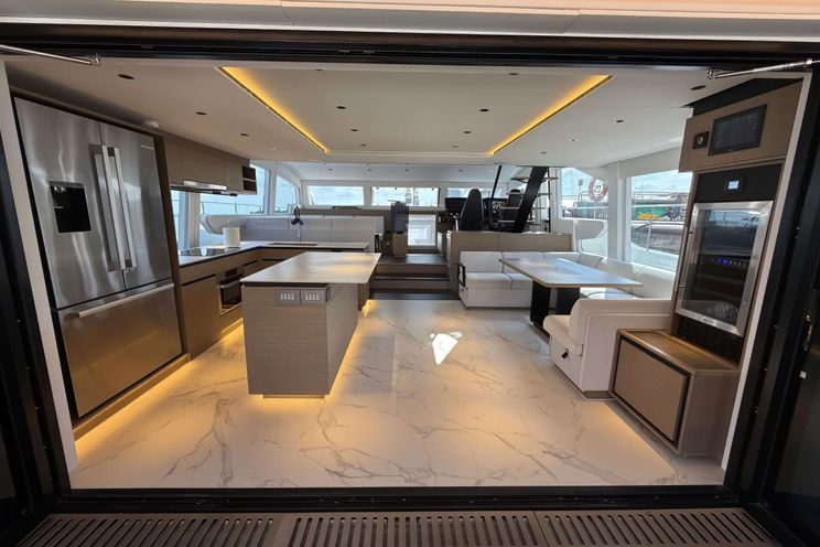 Charter Yacht XQUISITE HYBRID - Xquisite 60 Solar Power - 3 Cabins - Nassau - Exuma - Bahamas