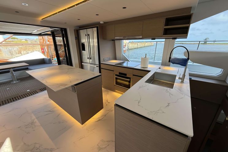 Charter Yacht XQUISITE HYBRID - Xquisite 60 Solar Power - 3 Cabins - Nassau - Exuma - Bahamas