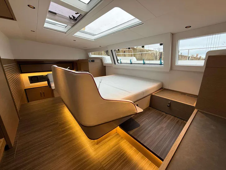 XQUISITE HYBRID Xquisite 60 Solar Power - Cabin with Bed Facing Window XQUISITE HYBRID Xquisite 60 Solar Power - Cabin with Bed Facing Window