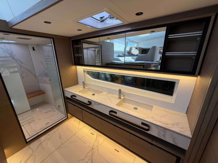 XQUISITE HYBRID Xquisite 60 Solar Power - Cabin Bathroom XQUISITE HYBRID Xquisite 60 Solar Power - Cabin Bathroom