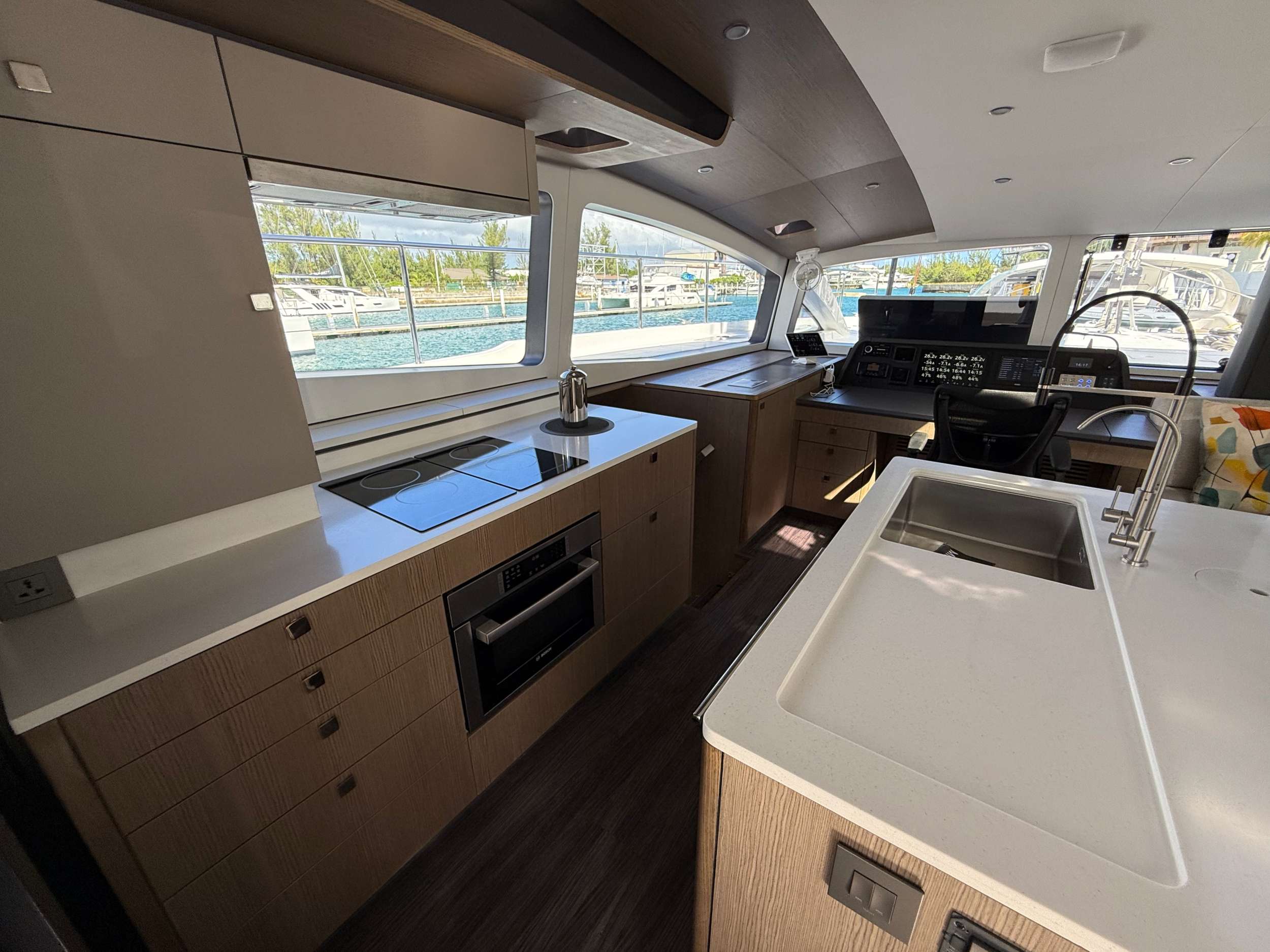 FLYING WHALE Xquisite Sixty Solar Sail - galley