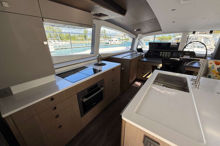 Charter Yacht FLYING WHALE - Xquisite Sixty Solar Sail - 2 Cabins - Nassau - Exumas - Bahamas