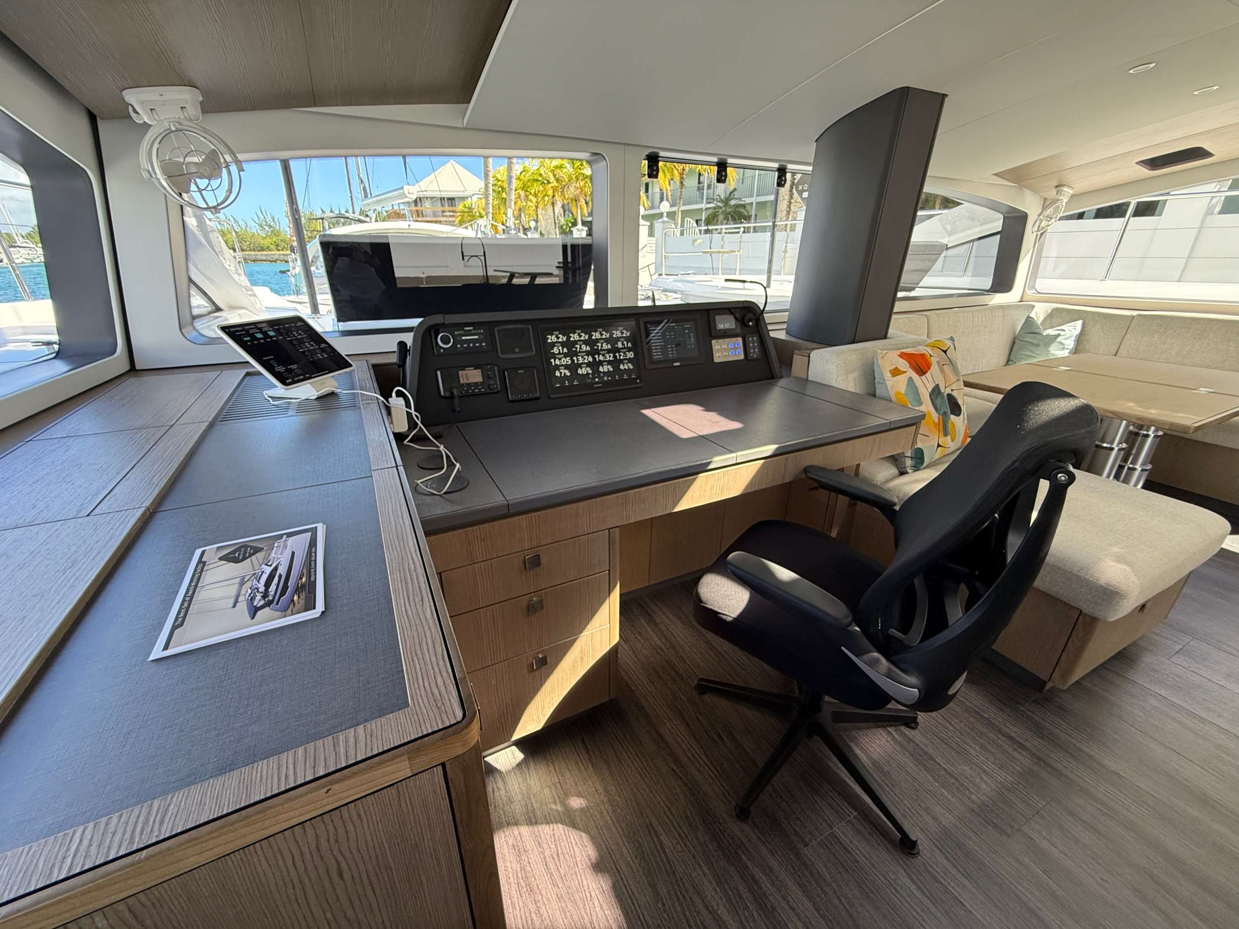 FLYING WHALE Xquisite Sixty Solar Sail - cockpit