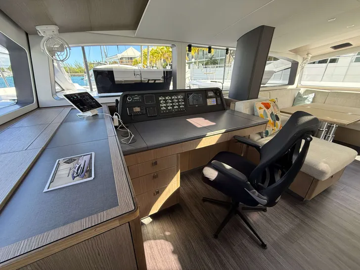 FLYING WHALE Xquisite Sixty Solar Sail - cockpit FLYING WHALE Xquisite Sixty Solar Sail - cockpit