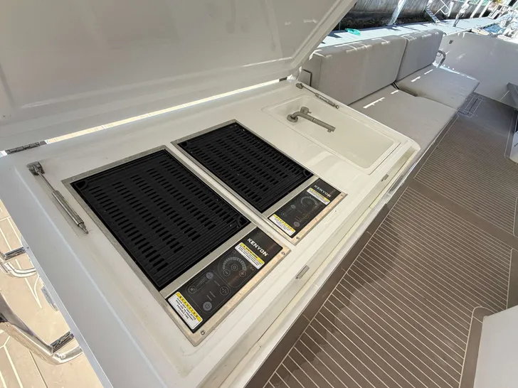 FLYING WHALE Xquisite Sixty Solar Sail - grilling/bbq area FLYING WHALE Xquisite Sixty Solar Sail - grilling/bbq area