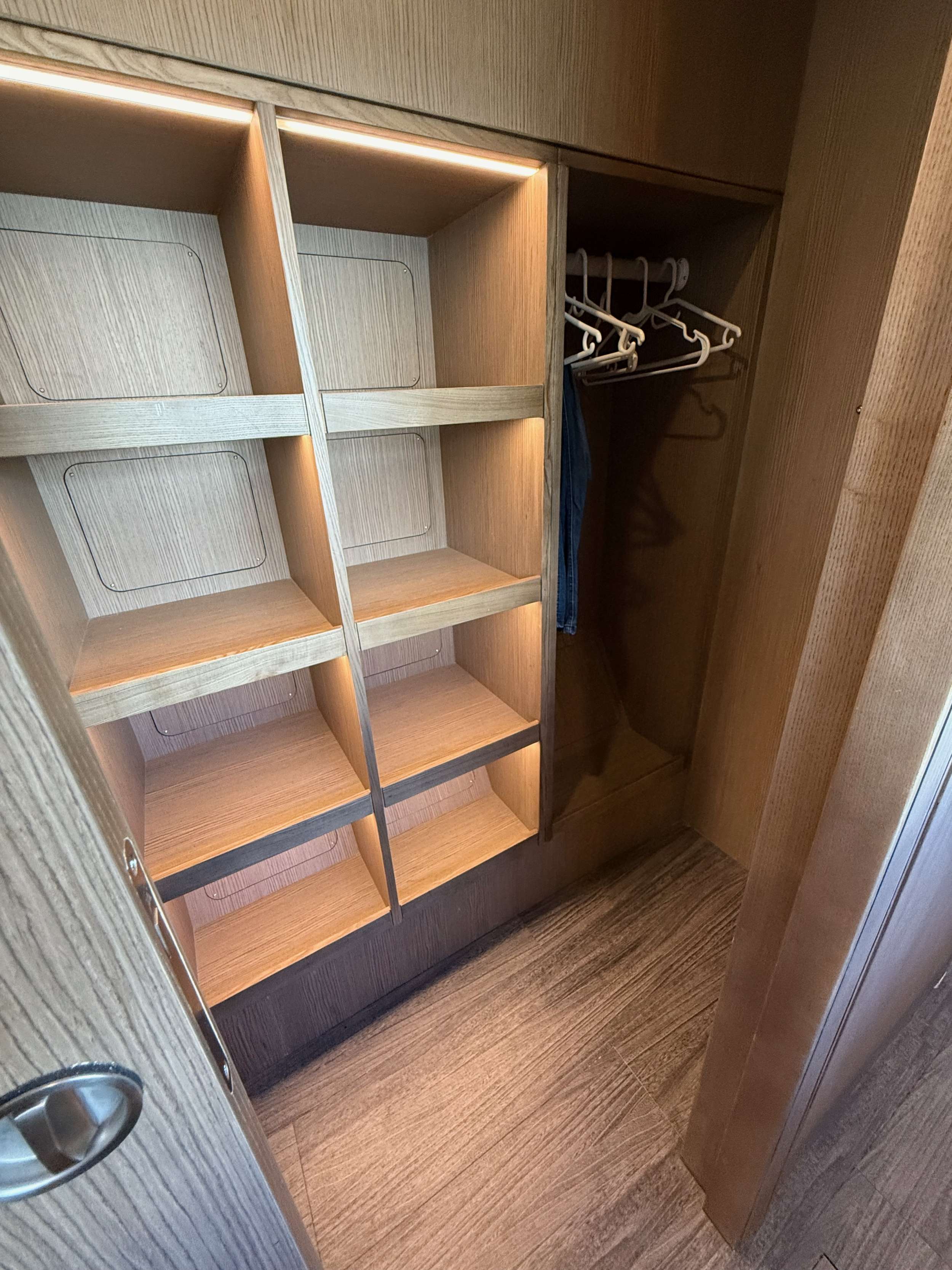 FLYING WHALE Xquisite Sixty Solar Sail - master cabin closet