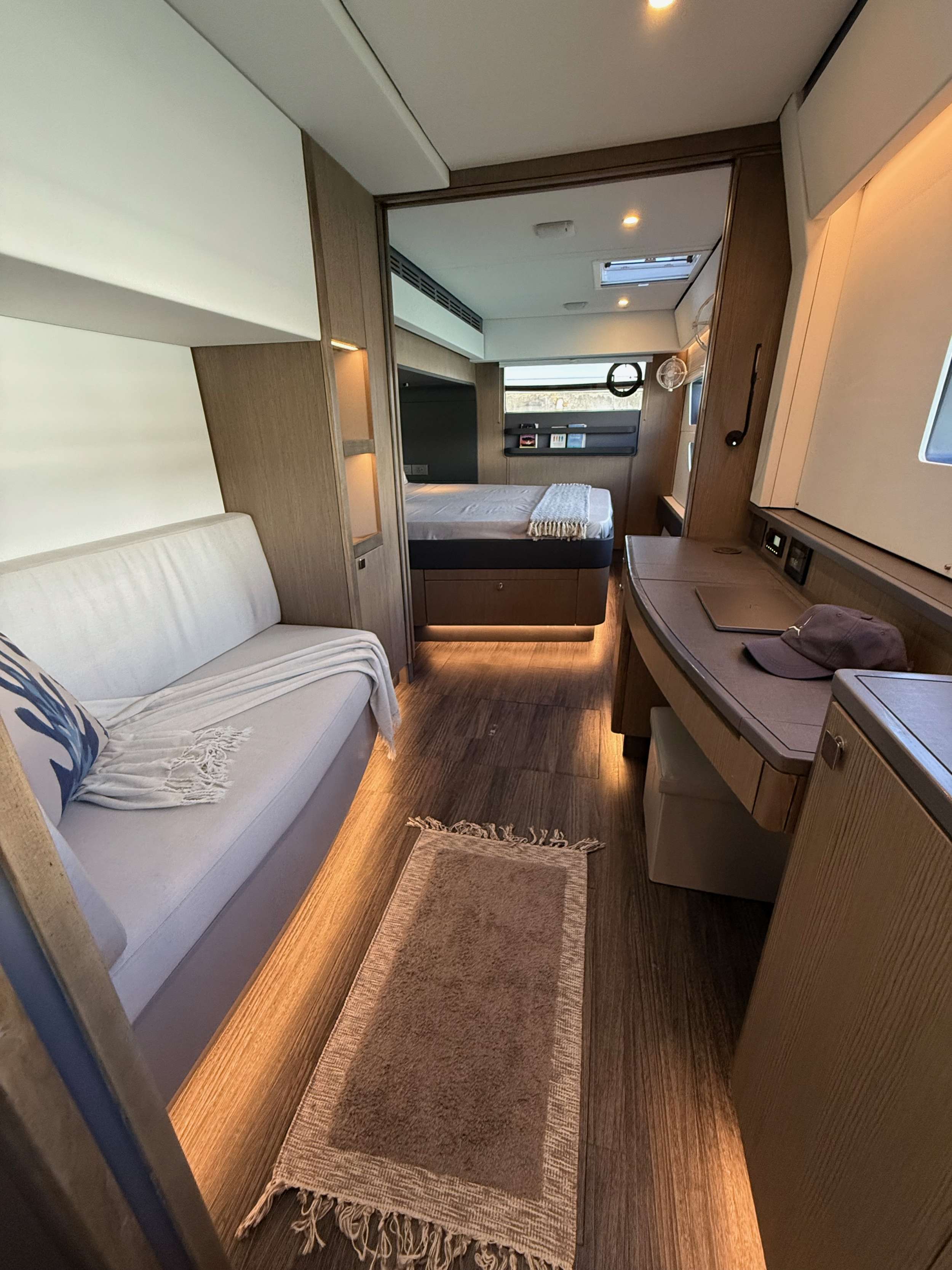 FLYING WHALE Xquisite Sixty Solar Sail - master cabin lounge