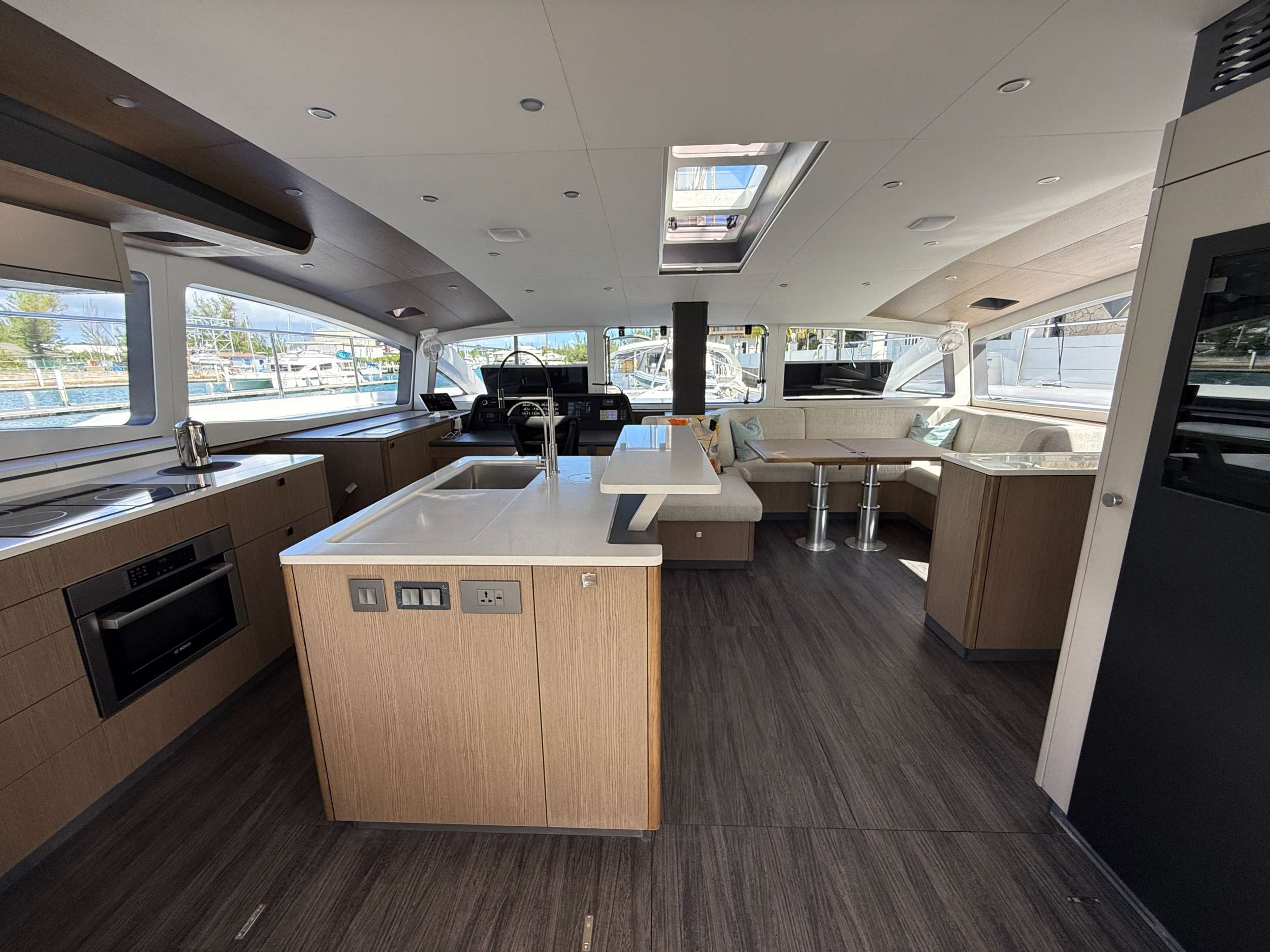 FLYING WHALE Xquisite Sixty Solar Sail - saloon