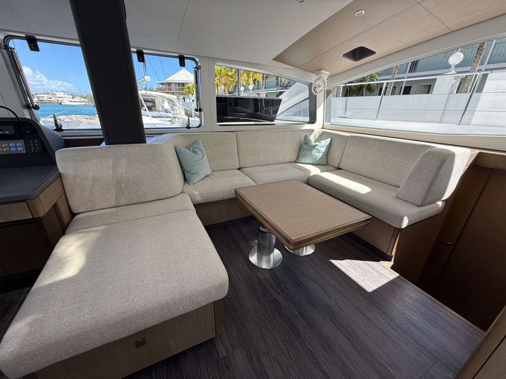 FLYING WHALE Xquisite Sixty Solar Sail - saloon lounge FLYING WHALE Xquisite Sixty Solar Sail - saloon lounge