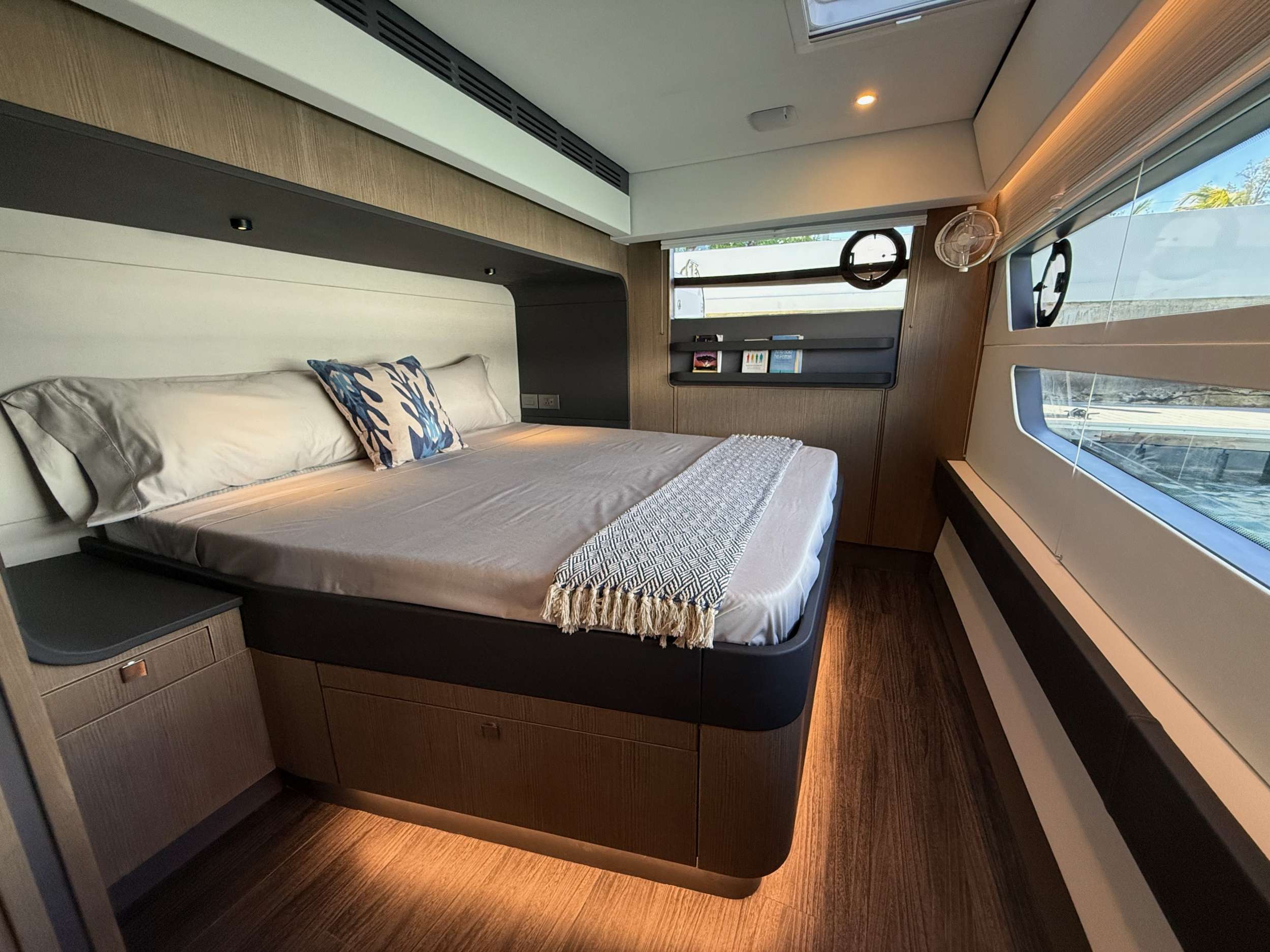 FLYING WHALE Xquisite Sixty Solar Sail - master cabin