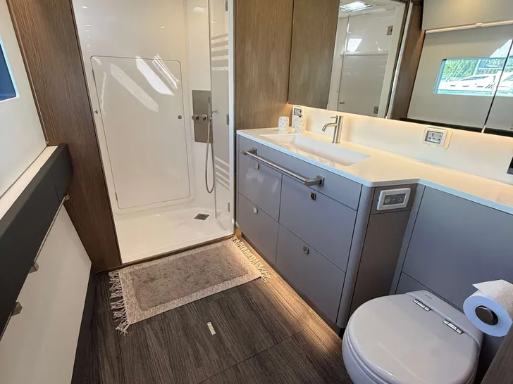 FLYING WHALE Xquisite Sixty Solar Sail - master cabin bathroom FLYING WHALE Xquisite Sixty Solar Sail - master cabin bathroom