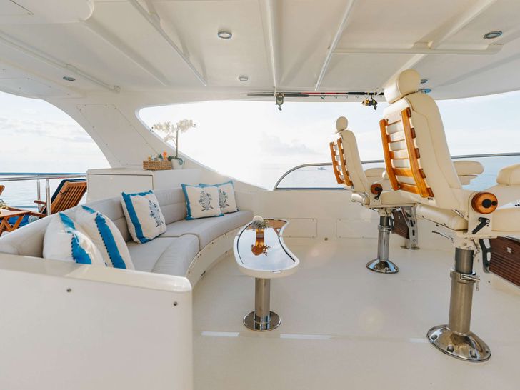 AURELIA President 87 - flybridge cockpit AURELIA President 87 - flybridge cockpit