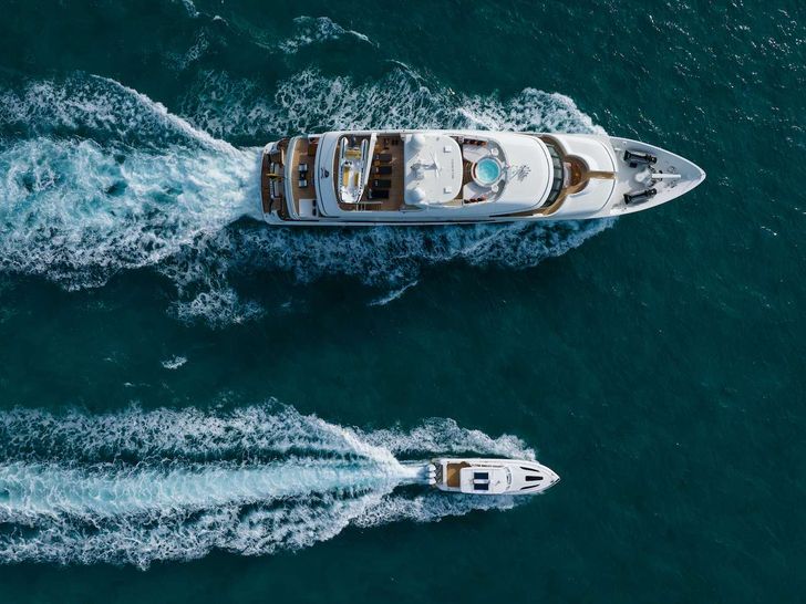 CROSSED SABRE Burger 144 - top aerial shot cruising CROSSED SABRE Burger 144 - top aerial shot cruising