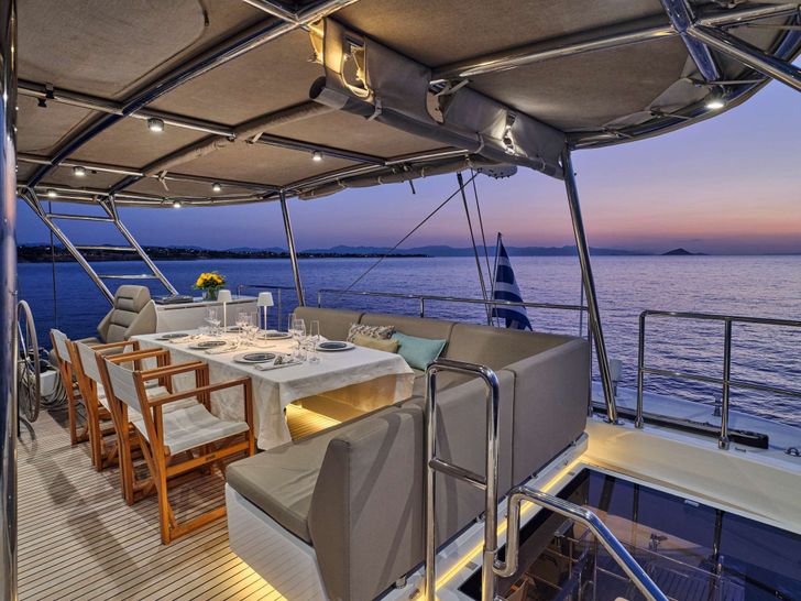 ADARA Sunreef 50 - flybridge dining ADARA Sunreef 50 - flybridge dining