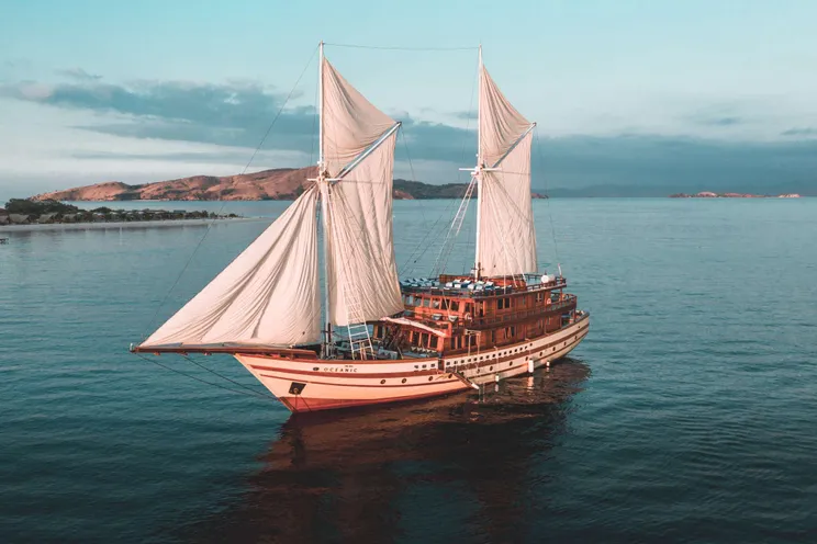 Charter Yacht THE MAJ OCEANIC - Phinisi 47m - 7 Cabins - Labuan Bajo - Komodo - Sorong - Raja Ampat - Indonesia