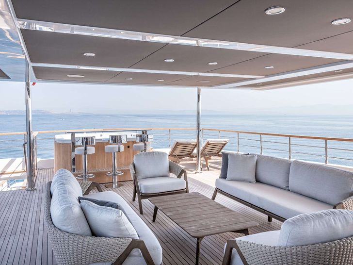 ROCKIT Numarine 37 XP - flybridge seating ROCKIT Numarine 37 XP - flybridge seating