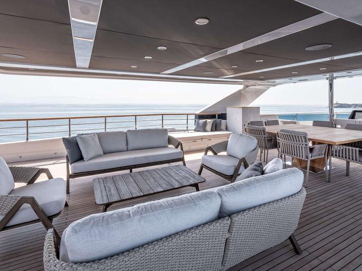 ROCKIT Numarine 37 XP - flybridge seating and dining area ROCKIT Numarine 37 XP - flybridge seating and dining area