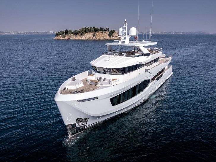 ROCKIT Numarine 37 XP - foredeck view ROCKIT Numarine 37 XP - foredeck view