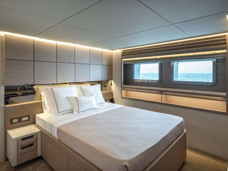 ROCKIT Numarine 37 XP - VIP cabin ROCKIT Numarine 37 XP - VIP cabin