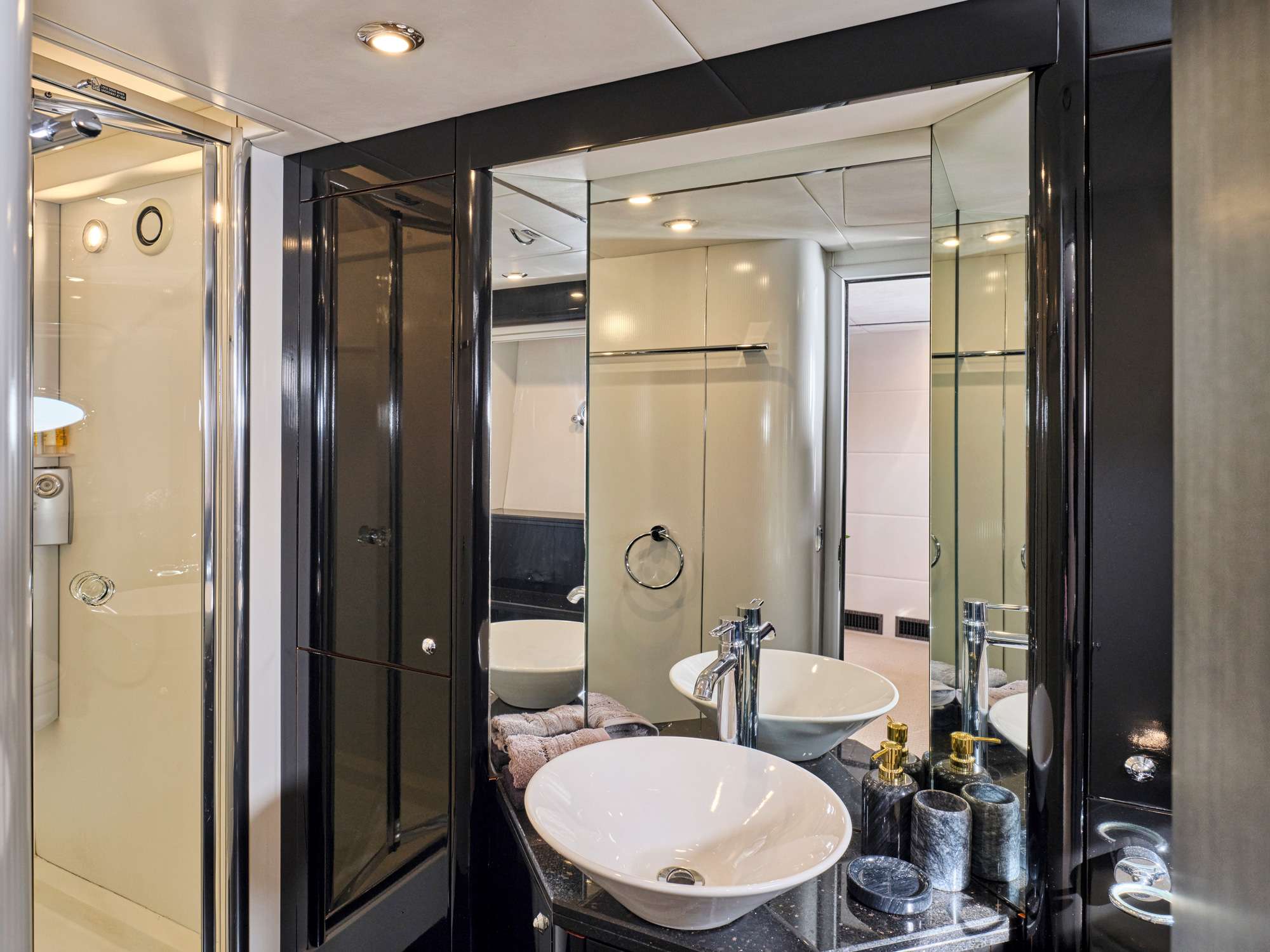 M FIVE Sunseeker 75 Yacht - master cabin bathroom