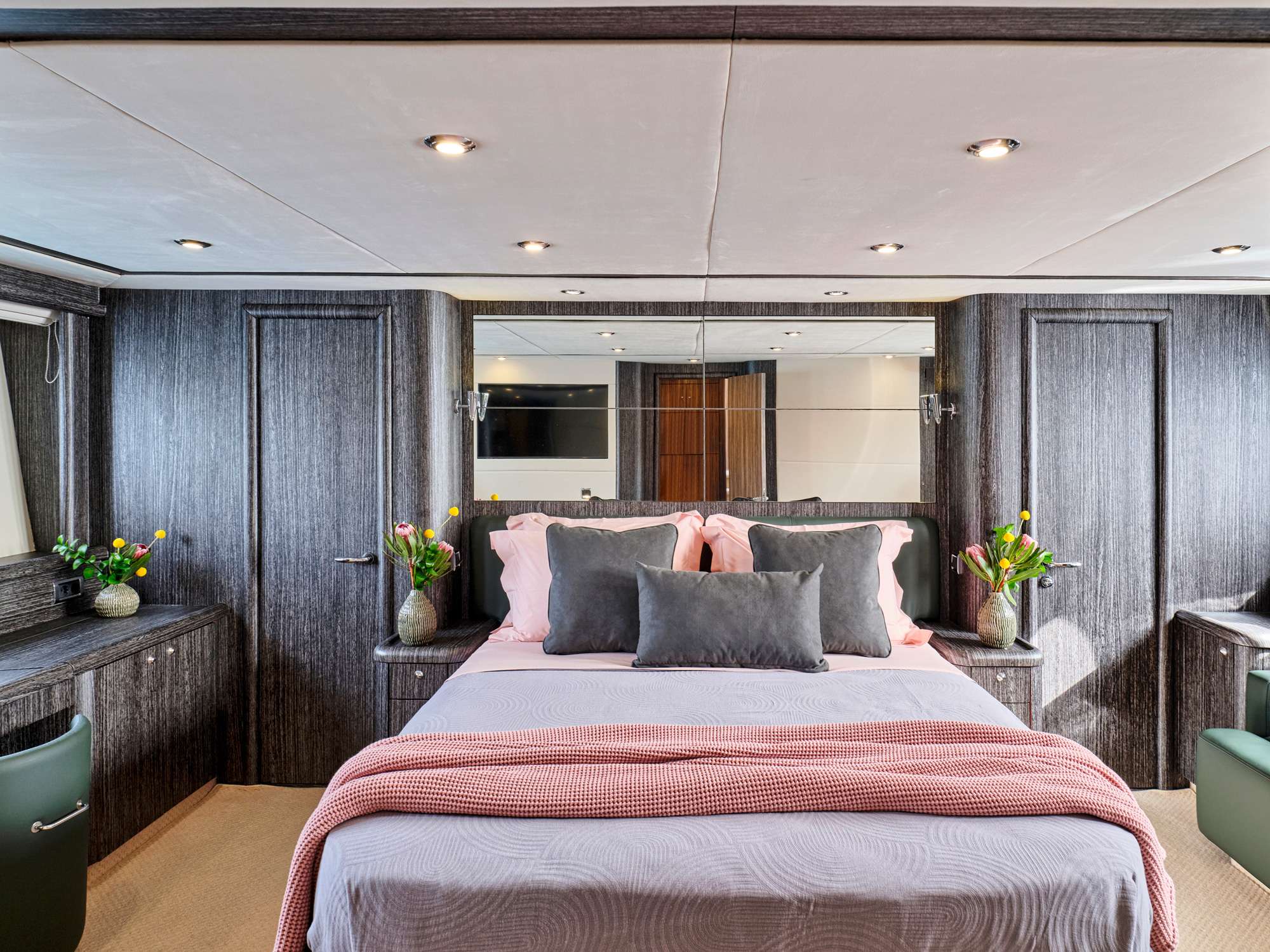 M FIVE Sunseeker 75 Yacht - master cabin