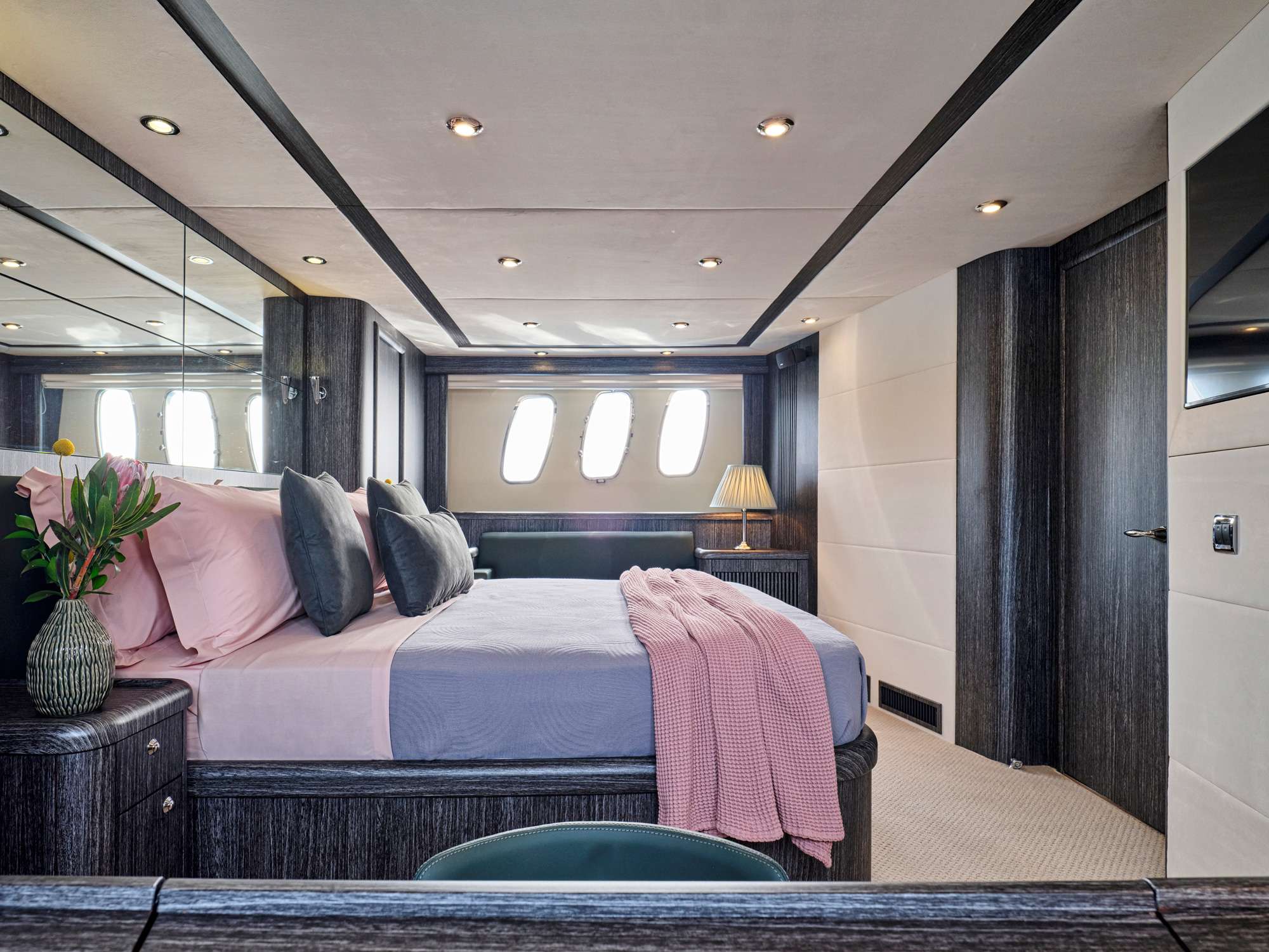 M FIVE Sunseeker 75 Yacht - master cabin bed