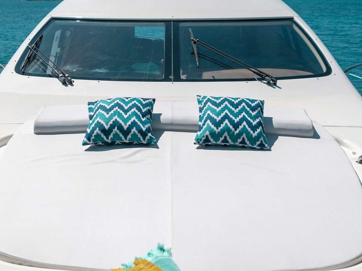 MANU Azimut 68 - foredeck sunbathing area MANU Azimut 68 - foredeck sunbathing area
