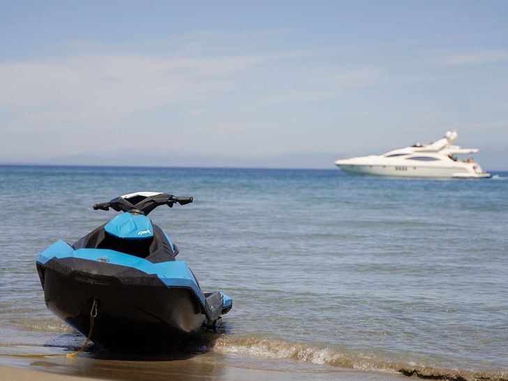 MANU Azimut 68 - jet ski MANU Azimut 68 - jet ski