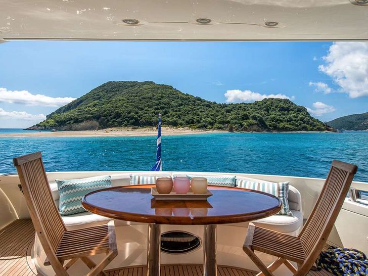 MANU Azimut 68 - aft deck MANU Azimut 68 - aft deck