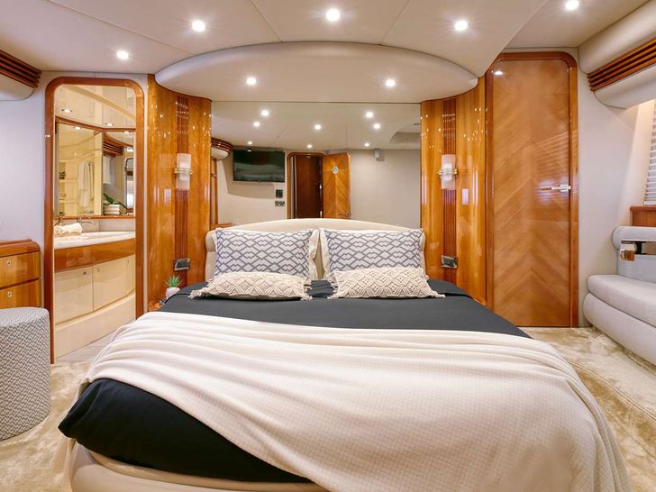 MANU Azimut 68 - VIP cabin MANU Azimut 68 - VIP cabin