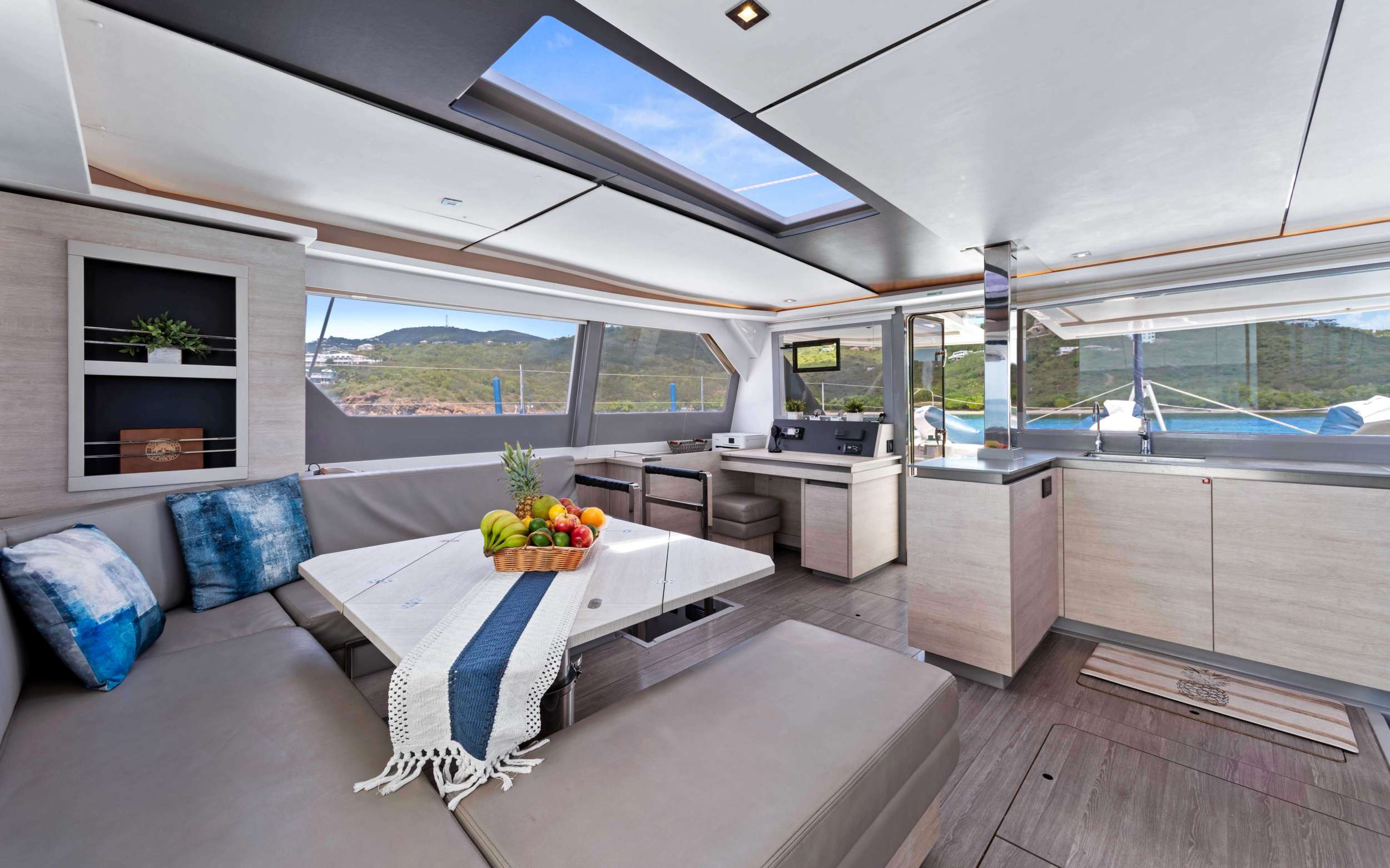 ONE II LOVE Leopard 50 - Saloon Dining