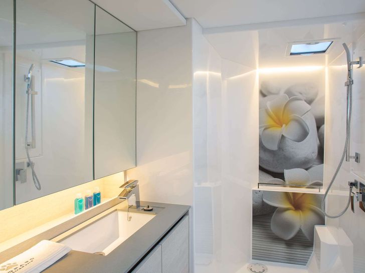 ONE II LOVE Leopard 50 - cabin 1 lavatory and shower ONE II LOVE Leopard 50 - cabin 1 lavatory and shower