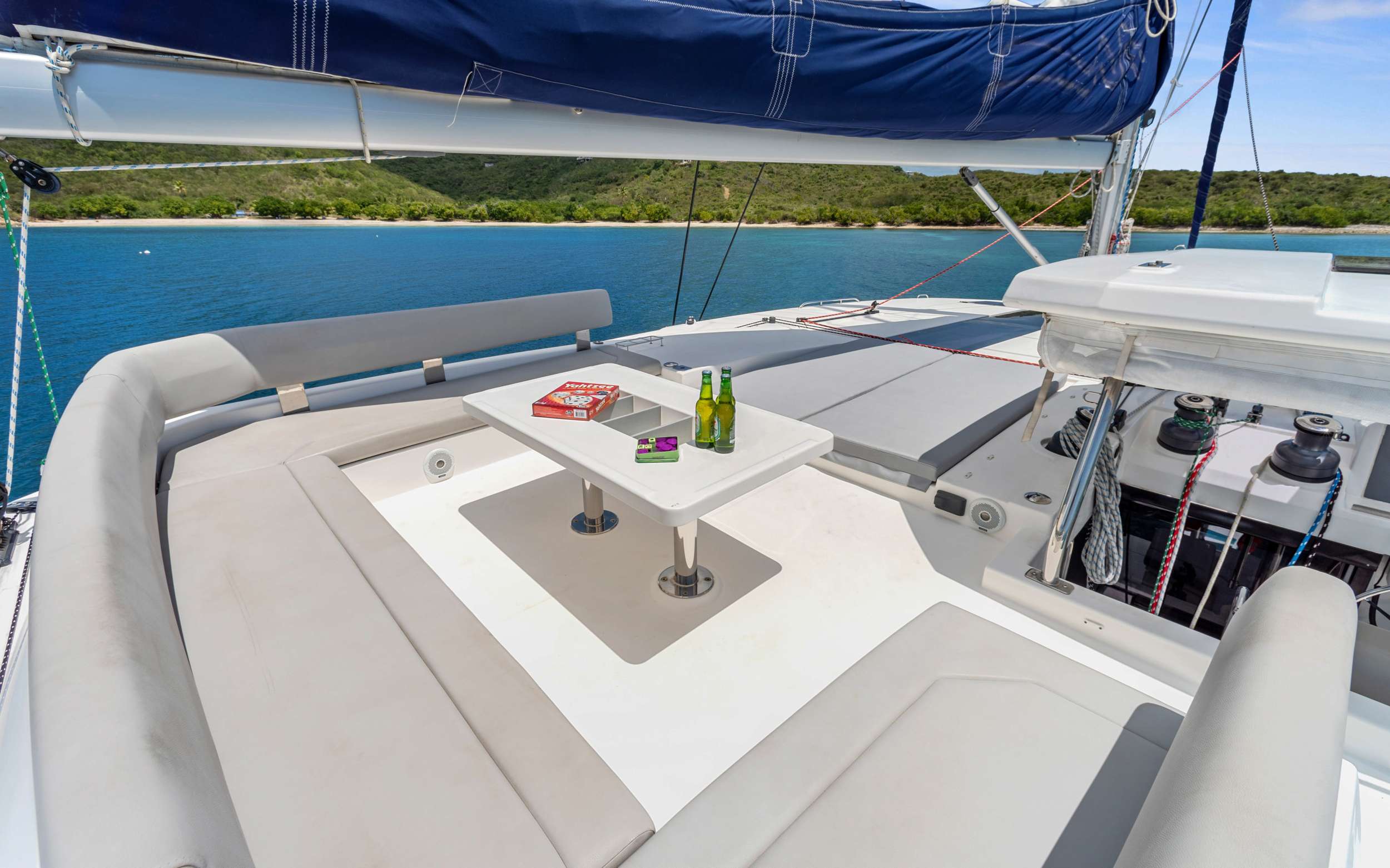 ONE II LOVE Leopard 50 - Flybridge Seating and Table