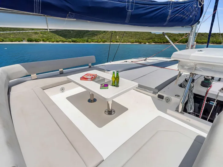 ONE II LOVE Leopard 50 - Flybridge Seating and Table ONE II LOVE Leopard 50 - Flybridge Seating and Table