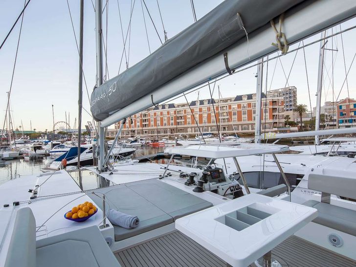 ONE II LOVE Leopard 50 - flybridge seating ONE II LOVE Leopard 50 - flybridge seating