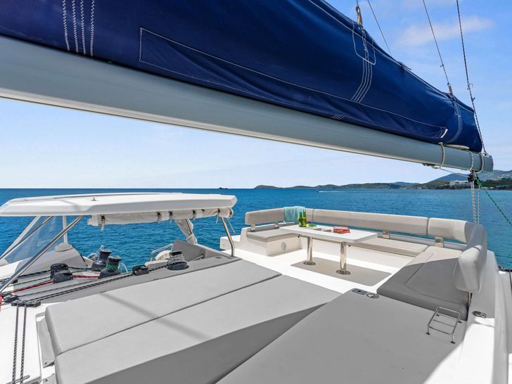 ONE II LOVE Leopard 50 - Flybridge Sun Beds ONE II LOVE Leopard 50 - Flybridge Sun Beds