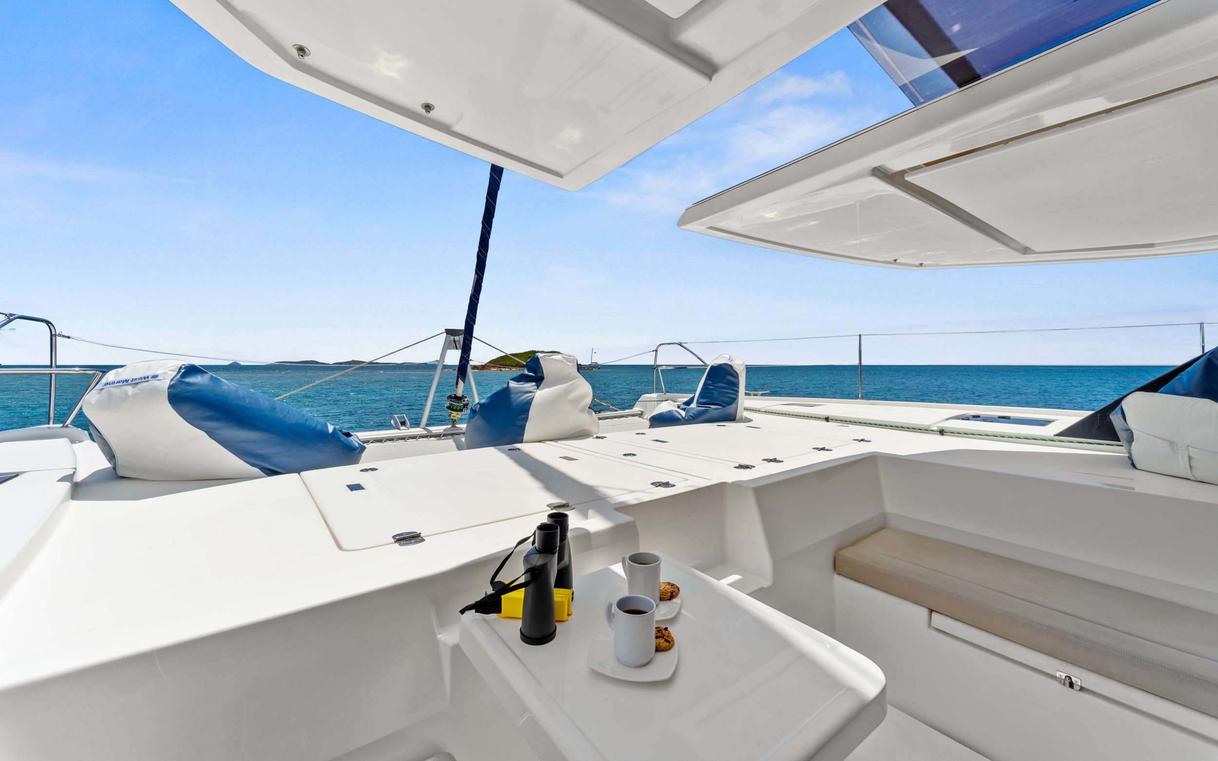 ONE II LOVE Leopard 50 - Foredeck Seating