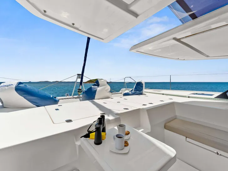 ONE II LOVE Leopard 50 - Foredeck Seating ONE II LOVE Leopard 50 - Foredeck Seating