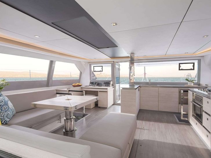 ONE II LOVE Leopard 50 - saloon seating and dining ONE II LOVE Leopard 50 - saloon seating and dining