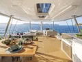 LADY M Lagoon 60 - flybridge dining set up LADY M Lagoon 60 - flybridge dining set up