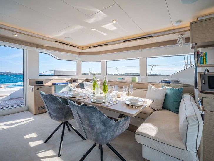 LADY M Lagoon 60 Saloon Dining LADY M Lagoon 60 Saloon Dining