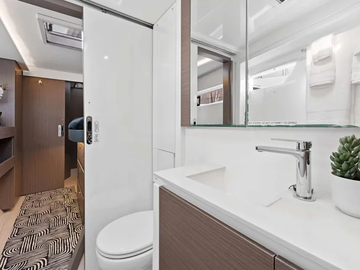 SOMMER Leopard 50 ft - cabin 1 bathroom SOMMER Leopard 50 ft - cabin 1 bathroom