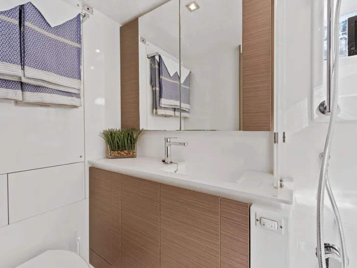 SOMMER Leopard 50 ft - cabin 2 bathroom SOMMER Leopard 50 ft - cabin 2 bathroom