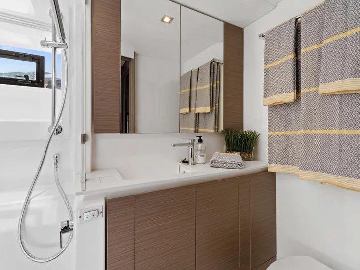 SOMMER Leopard 50 ft - cabin 3 bathroom SOMMER Leopard 50 ft - cabin 3 bathroom