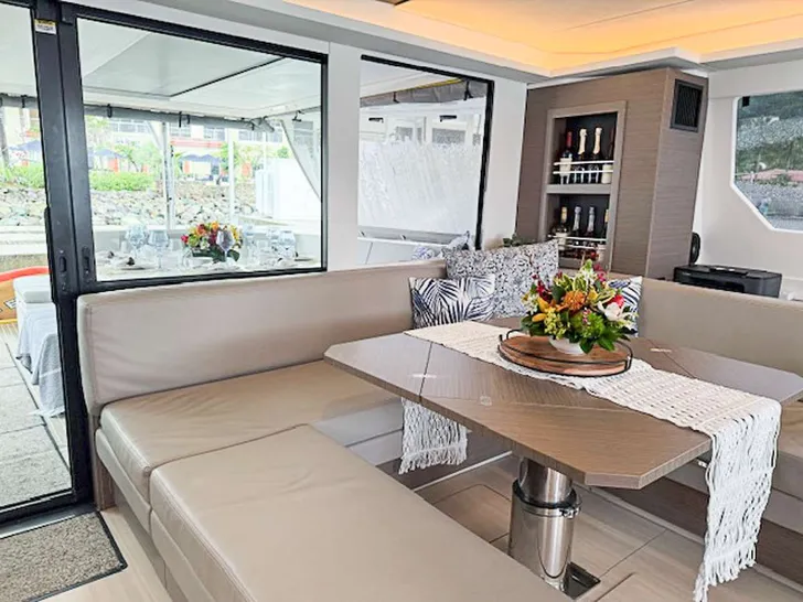 SOMMER Leopard 50 ft - saloon table SOMMER Leopard 50 ft - saloon table