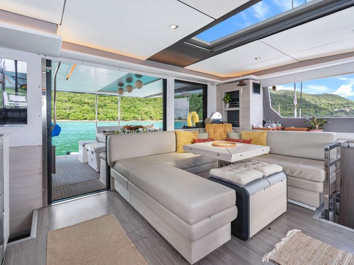 ONE LOVE - Leopard 50 - salon dining ONE LOVE - Leopard 50 - salon dining